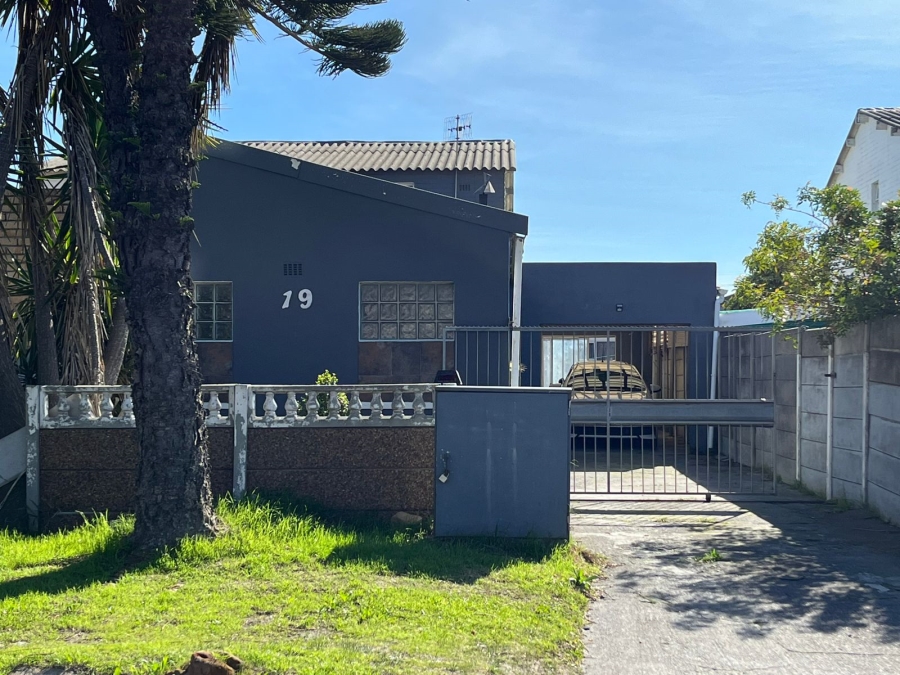 5 Bedroom Property for Sale in Grassy Park Western Cape